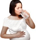 ¿Qué importancia tiene tomar agua en el embarazo?