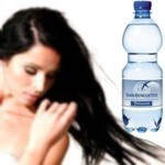 ¿Para qué sirve ponerse agua mineral en el cabello?